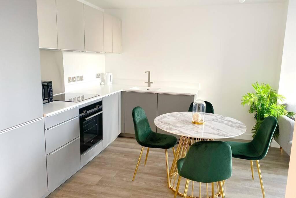 Luxury 2 Bedroom Apartment, Broad Street Birmingham Bagian luar foto