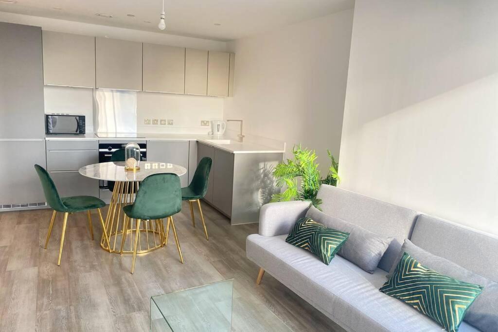 Luxury 2 Bedroom Apartment, Broad Street Birmingham Bagian luar foto